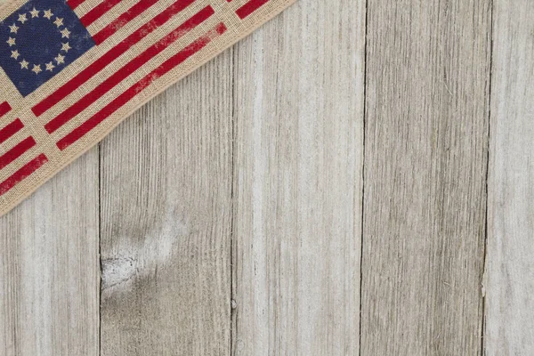 USA patriottische oude vlag op een verweerde houten achtergrond — Stockfoto