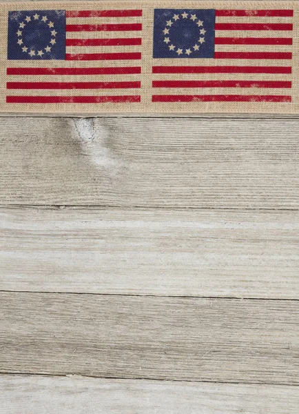 美国爱国贝特西 · 罗斯旧国旗风化木背景上 — 图库照片
