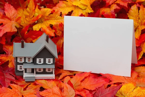 Sua casa na temporada de outono — Fotografia de Stock