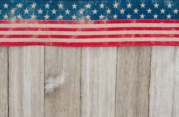 Bandera vieja patriótica de Estados Unidos sobre un fondo de madera envejecida — Foto de Stock