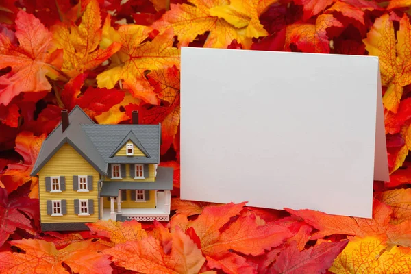 Sua casa na temporada de outono — Fotografia de Stock