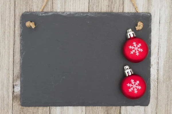 Eski moda Noel kara tahta arka plan asılı — Stok fotoğraf