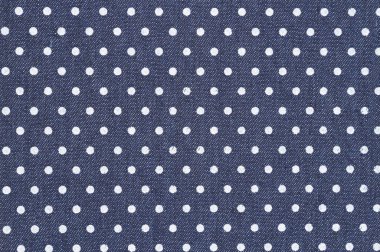Beyaz puantiyeli kumaş arka plan koyu mavi kot