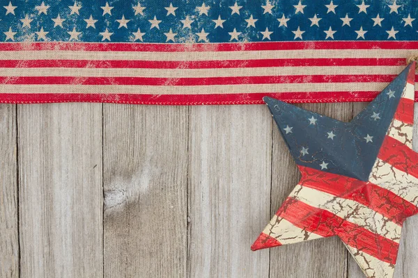 EUA bandeira antiga patriótica e uma estrela em um fundo de madeira intemperizada — Fotografia de Stock