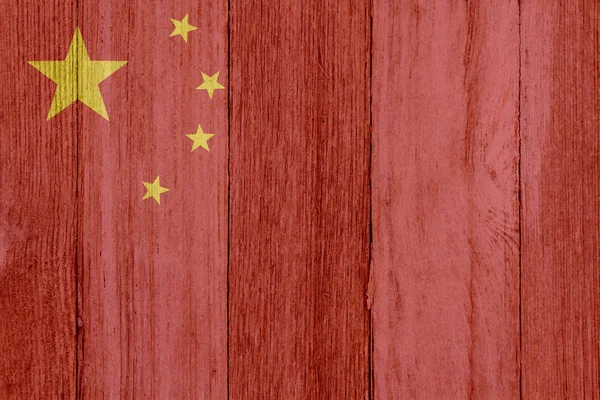 Una vieja bandera china rústica sobre madera envejecida — Foto de Stock