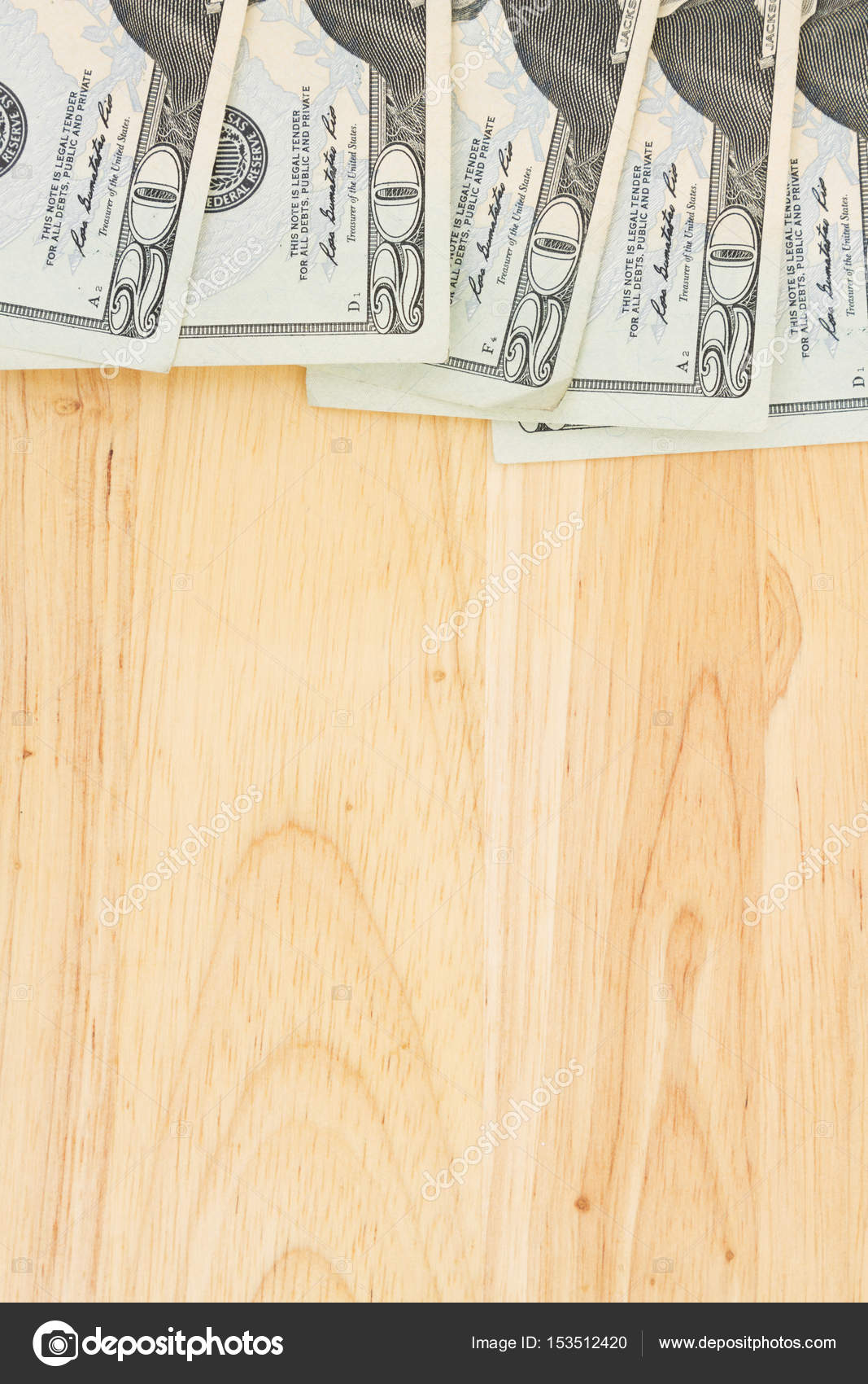 Moneda y billete de banco en dólares en la mesa de madera — Foto de