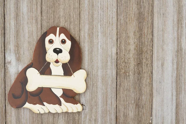 Roztomilý dřevěný pes s pozadím v kostní — Stock fotografie