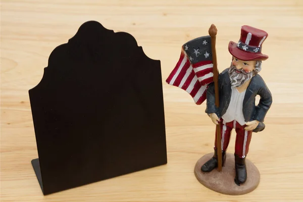 Ретро окрема дошка на дерев'яному столі з патріотичним чоловіком — стокове фото