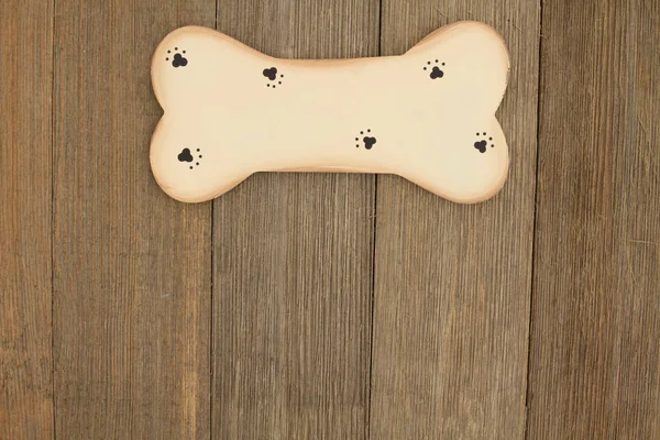 Osso di cane di legno su un legno intemperie — Foto Stock
