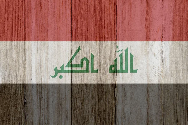 En rustik gammal irakiska flaggan på weathered trä — Stockfoto