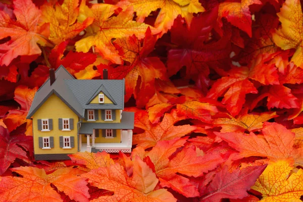 你家在秋天的季节 — 图库照片