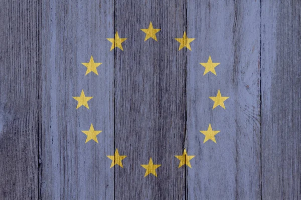 Eine rustikale alte EU-Flagge auf verwittertem Holz — Stockfoto