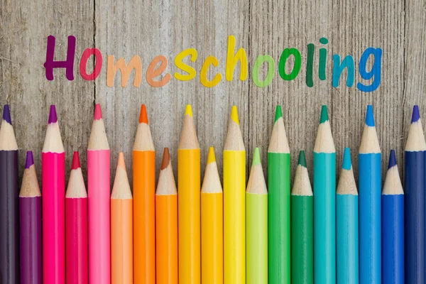 Homeschooling bericht met potlood kleurpotloden — Stockfoto