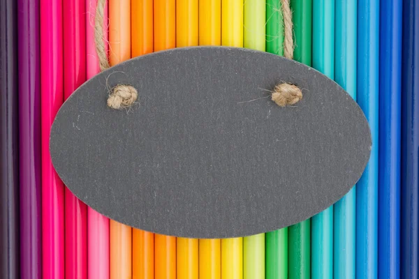 Färgglad penna crayon utbildningsbakgrund med svarta tavlan — Stockfoto