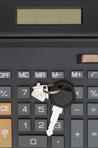 Крупним планом калькулятор з ключем будинку — стокове фото