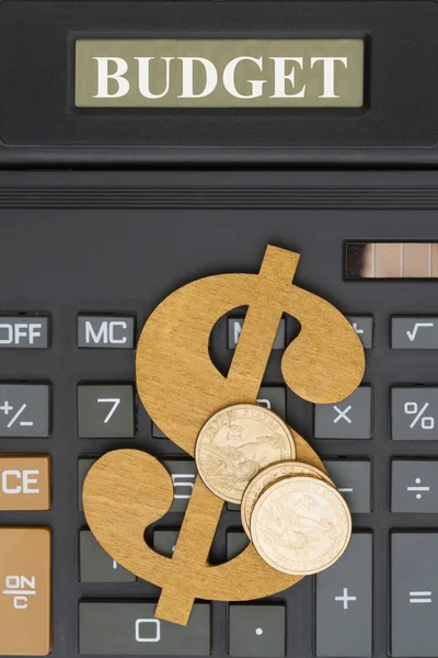 Detail kalkulačka s znak dolaru a zlatých mincí — Stock fotografie