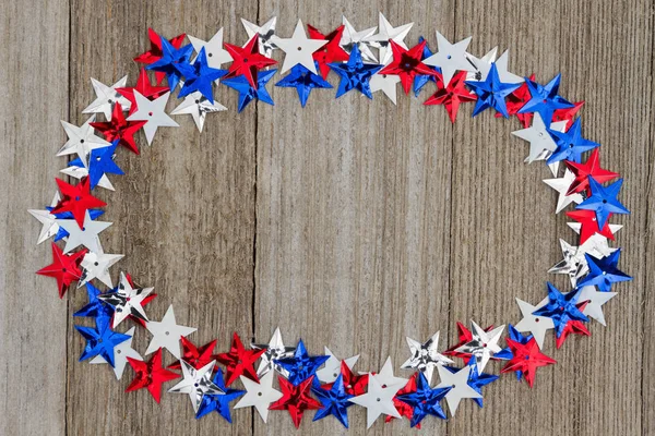 EE.UU. estrellas rojas, blancas y azules sobre el fondo de madera del tiempo — Foto de Stock