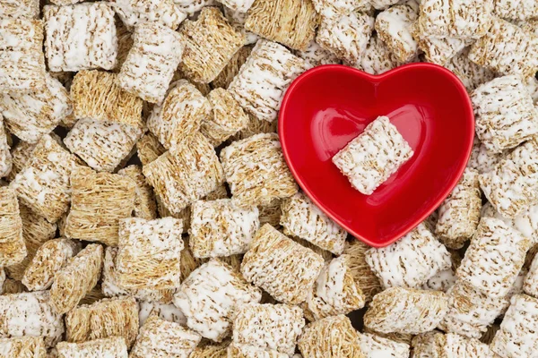 Fundo de cereais de grão inteiro saudável com uma tigela de coração — Fotografia de Stock