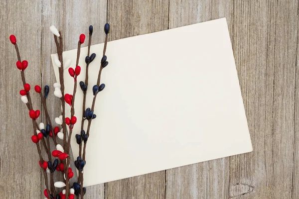 Um cartão de saudação em branco na madeira intemperizada — Fotografia de Stock