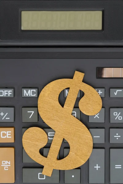 Крупный план калькулятора со знаком доллара — стоковое фото