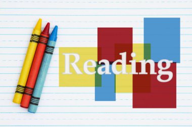 Metin okuma ile retro çizgili kağıt üzerinde üç boya kalemi