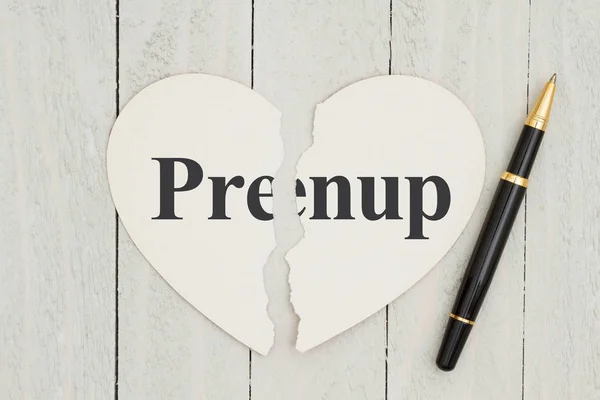 Tarjeta en forma de corazón sobre fondo de madera envejecida con texto Prenup — Foto de Stock