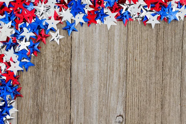 EE.UU. estrellas rojas, blancas y azules sobre el fondo de madera del tiempo — Foto de Stock