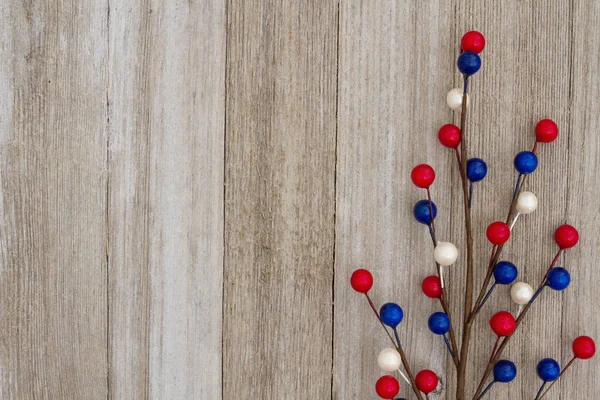 Czerwony, biały i niebieski jagody kwiatowy spray na wyblakły drewna backgro — Zdjęcie stockowe
