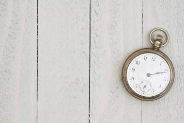 Retro gümüş cep saati yıpranmış ahşap üzerine