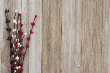 Kırmızı, beyaz ve mavi pip çiçek berry sprey yıpranmış ahşap bac üzerinde