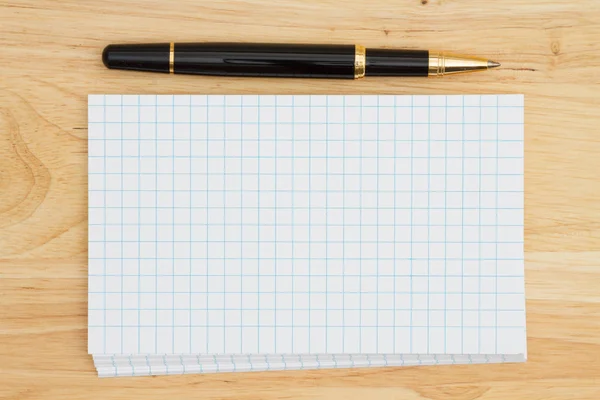 Stapel index cards van lege witte grafiek op houten bureau met een pen — Stockfoto