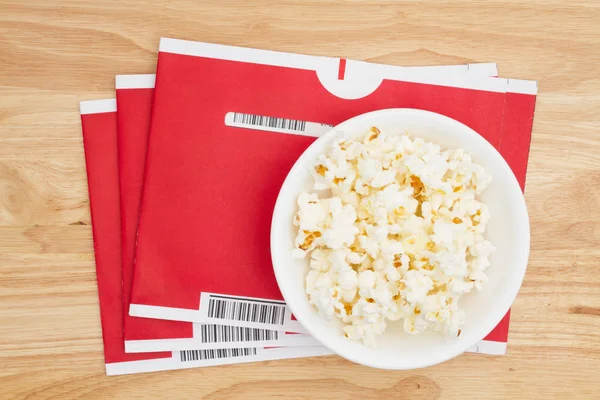Redactionele foto van Netflix rood mailing enveloppen met popcorn — Stockfoto
