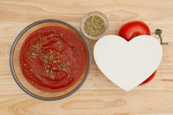 Sauce spaghetti à l'origan sur fond de bois — Photo