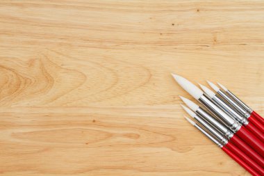 Kırmızı Boya fırçaları ahşap masa seti