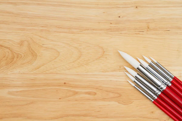 Kırmızı Boya fırçaları ahşap masa seti