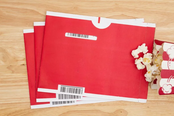 Imagen editorial de los sobres de correo rojo de Netflix con palomitas de maíz —  Fotos de Stock