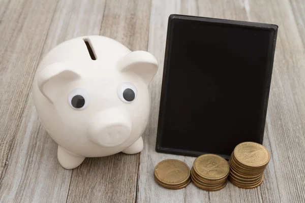 Um banco porquinho com chalkboard autônomo retro com moedas de ouro — Fotografia de Stock