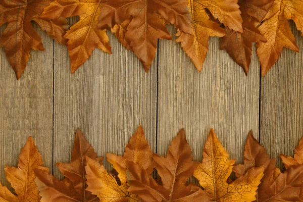 Fundo de outono com folhas de queda em madeira intemperizada — Fotografia de Stock