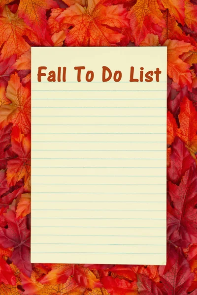 Για μια λίστα με ένα κίτρινο σημειωματάριο (Notepad) και το φθινόπωρο φθινόπωρο αφήνει — Φωτογραφία Αρχείου
