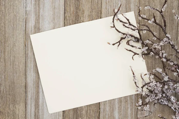 Порожня вітальна листівка на вивітреному дереві — стокове фото