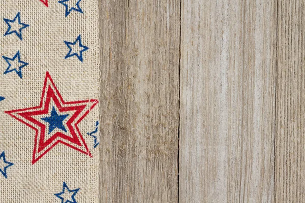 Ruban de toile de jute USA étoiles rouges et bleues sur fond de bois altéré — Photo
