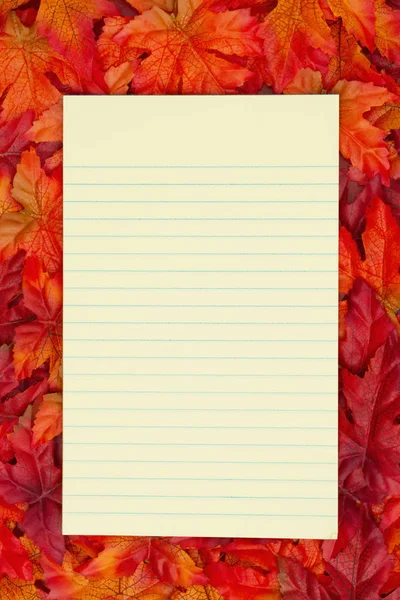 Hora de outono com um bloco de notas amarelo e folhas de outono — Fotografia de Stock