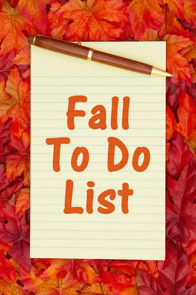 Herfst tijd To Do List met een gele Kladblok en de val laat — Stockfoto