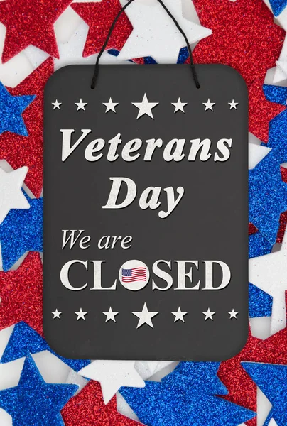 Veterans Day closed message on chalkboard with red, white and bl — Stockfoto