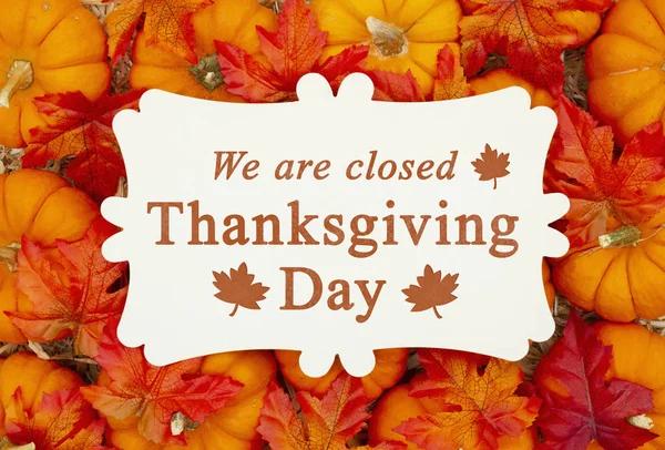 We zijn gesloten Thanksgiving Day teken op een metalen bord op pompoenen — Stockfoto