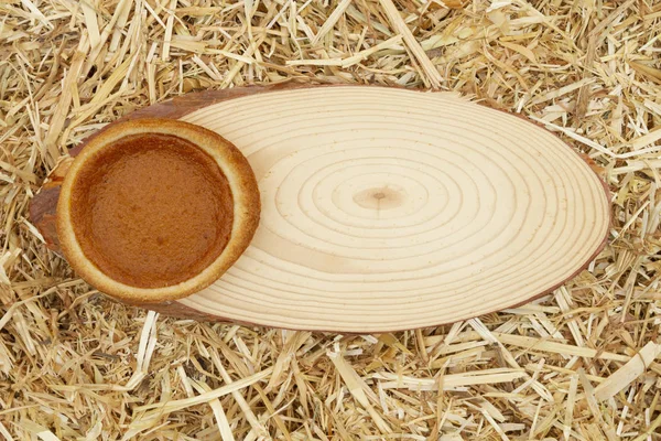 Tarte à la citrouille avec fond de foin de paille avec panneau en bois — Photo