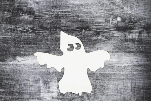 Biały duch na wietrznym czarny grunge drewno teksturowane tło — Zdjęcie stockowe