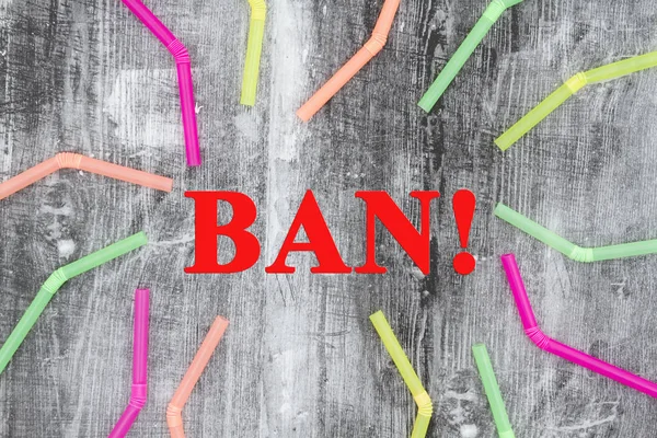Сообщение о запрете соломы с многоцветными пластиковыми соломинками — стоковое фото