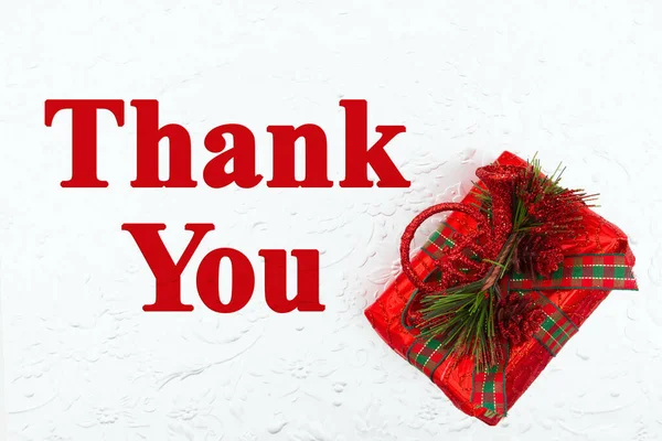 Obrigado mensagem com presente de Natal vermelho com cones de pinho — Fotografia de Stock