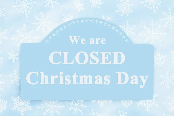 青い雪の結晶で閉鎖クリスマスの日のサイン — ストック写真